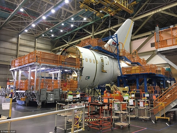 can canh xuong may bay rong bang 50 san bong cua boeing