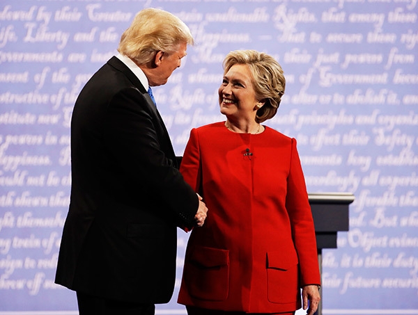 bo vest do gay an tuong cua ba clinton trong vong tranh luan dau tien