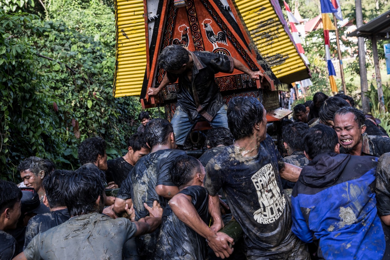 tuc mo quan tai thay ao cho nguoi chet cua toc nguoi indonesia