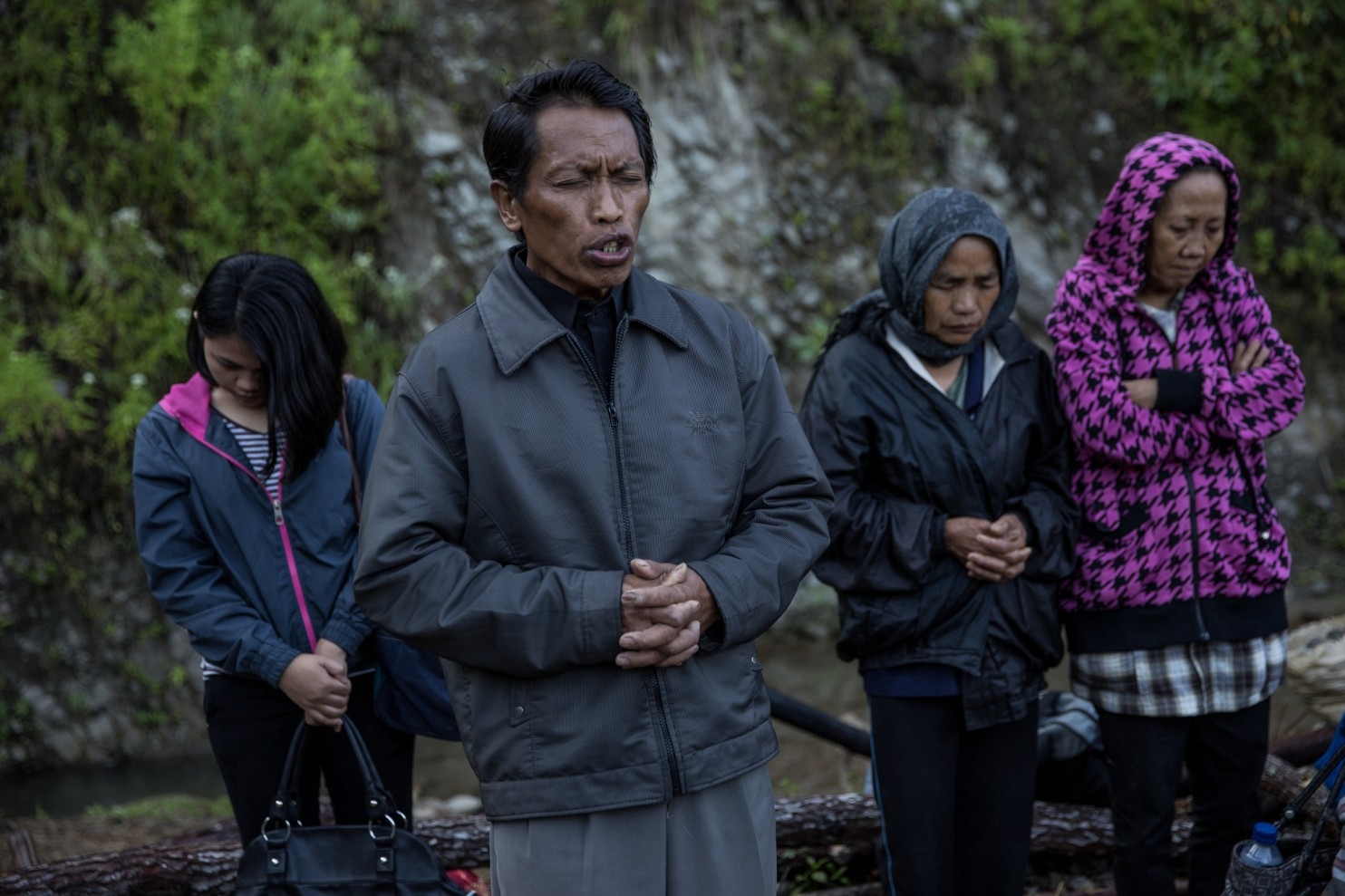 tuc mo quan tai thay ao cho nguoi chet cua toc nguoi indonesia