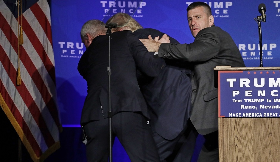 clinton trump chay dua o cac bang chien dia truoc them bau cu