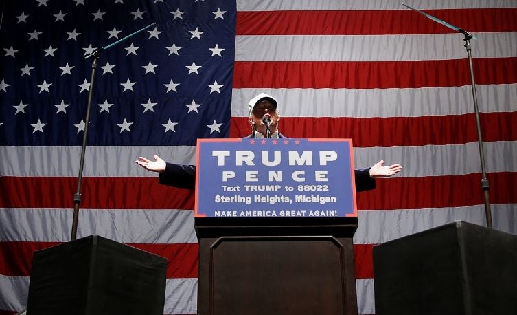 clinton trump chay dua o cac bang chien dia truoc them bau cu