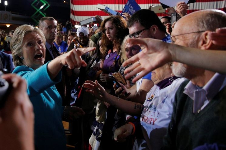 clinton trump chay dua o cac bang chien dia truoc them bau cu