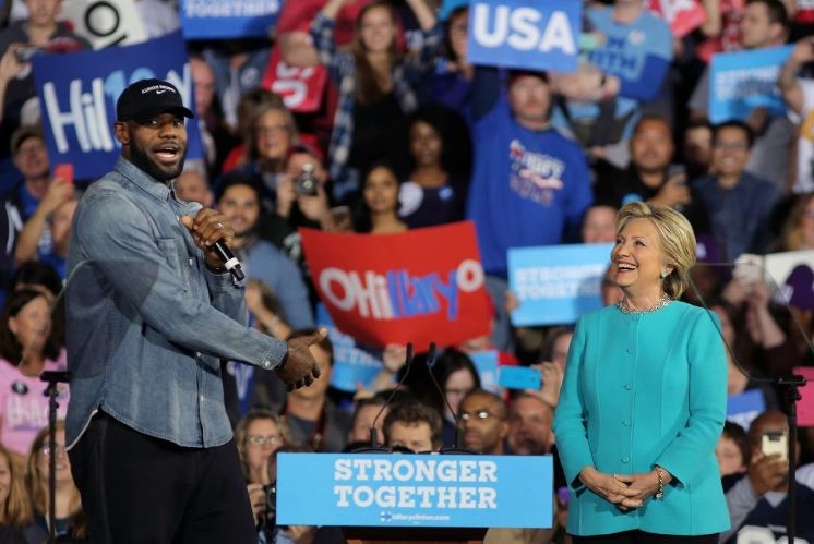 clinton trump chay dua o cac bang chien dia truoc them bau cu