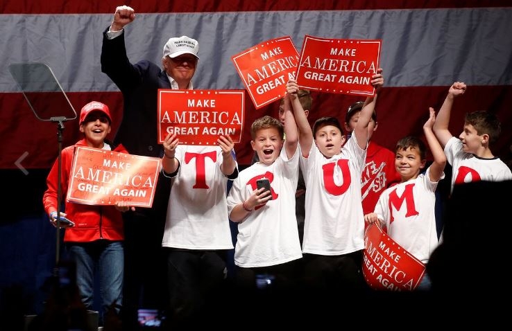 clinton trump chay dua o cac bang chien dia truoc them bau cu