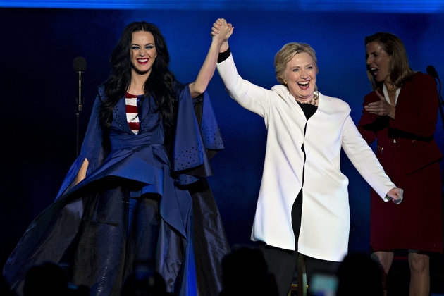 clinton trump chay dua o cac bang chien dia truoc them bau cu