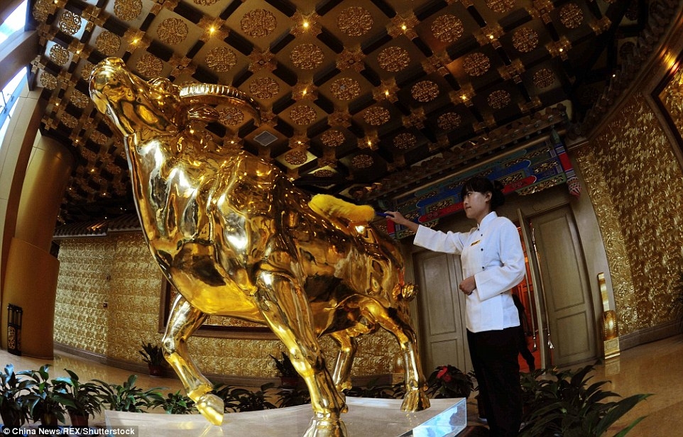 ben trong ngoi lang giau nhat trung quoc