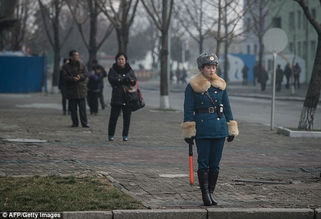 nhung nu canh sat giao thong duoc nguong mo o trieu tien