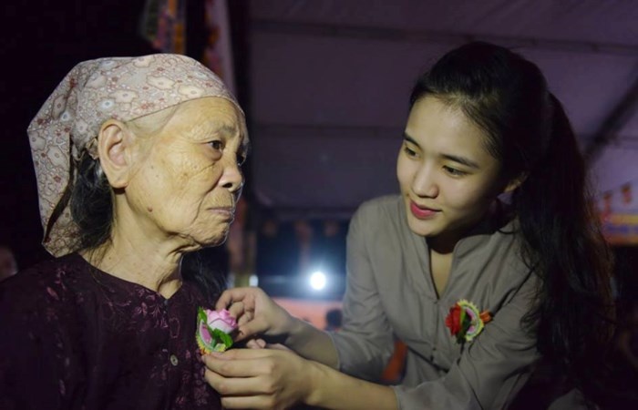 xuc dong nhung bai tho bao hieu hay nhan ngay le vu lan