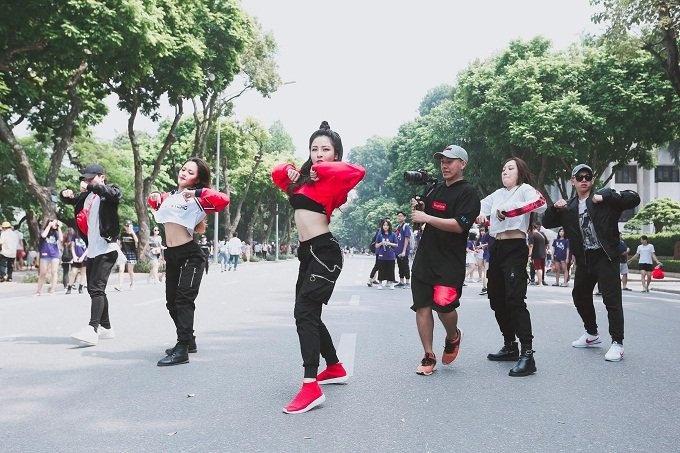 man nhay cuc sung tren pho di bo cua hotgirl world cup tram anh khien dan mang phat sot