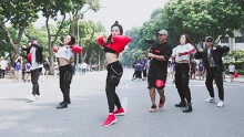 Màn nhẩy cực sung trên phố đi bộ của 'hotgirl World Cup' Trâm Anh khiến dân mạng phát sốt