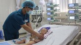 Mẹ tin thầy lang đốt ngải, đắp thóp chữa bệnh, con suýt mất mạng