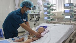 Mẹ tin thầy lang đốt ngải, đắp thóp chữa bệnh, con suýt mất mạng