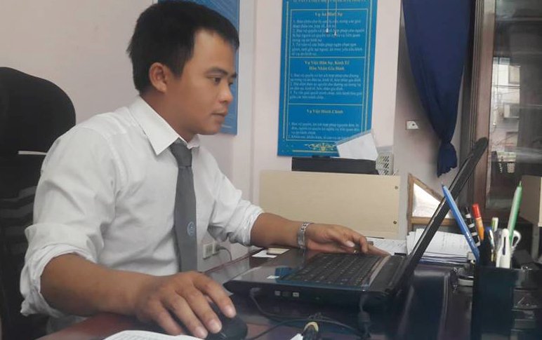ba cu 72 tuoi ly hon vi chong mang tien cho nu tiep vien