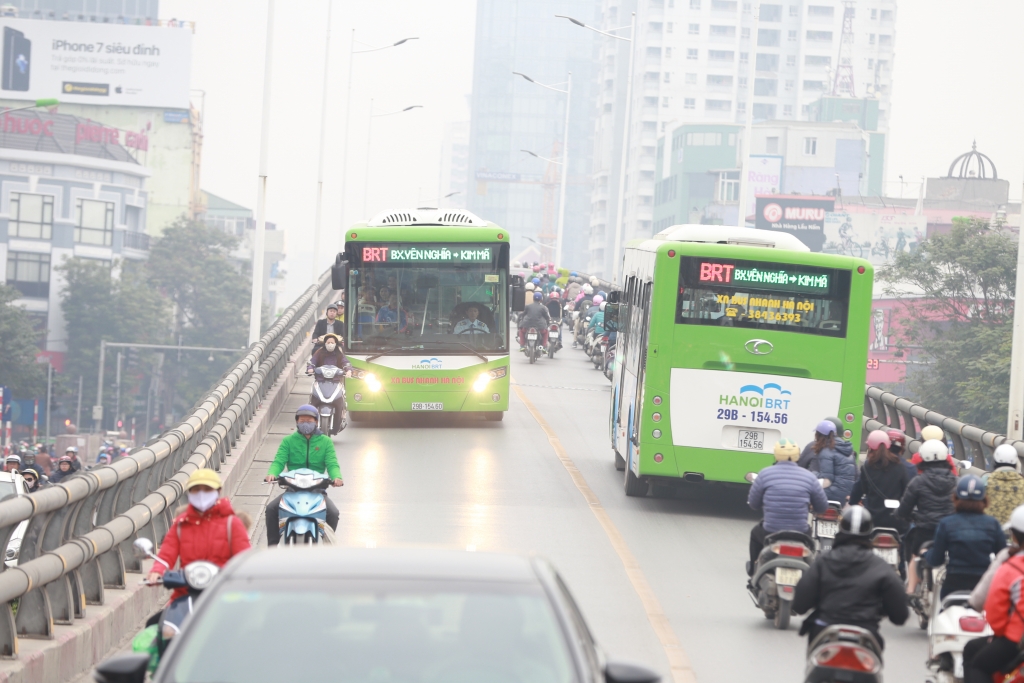 o to xe may van thi nhau lan lan buyt nhanh brt