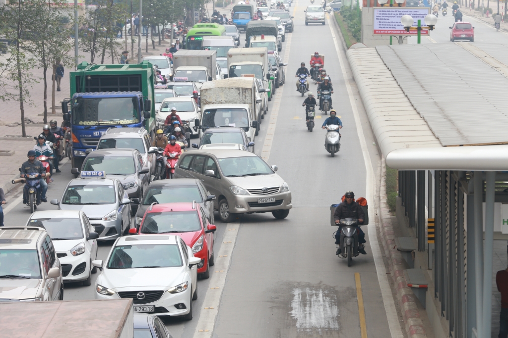o to xe may van thi nhau lan lan buyt nhanh brt