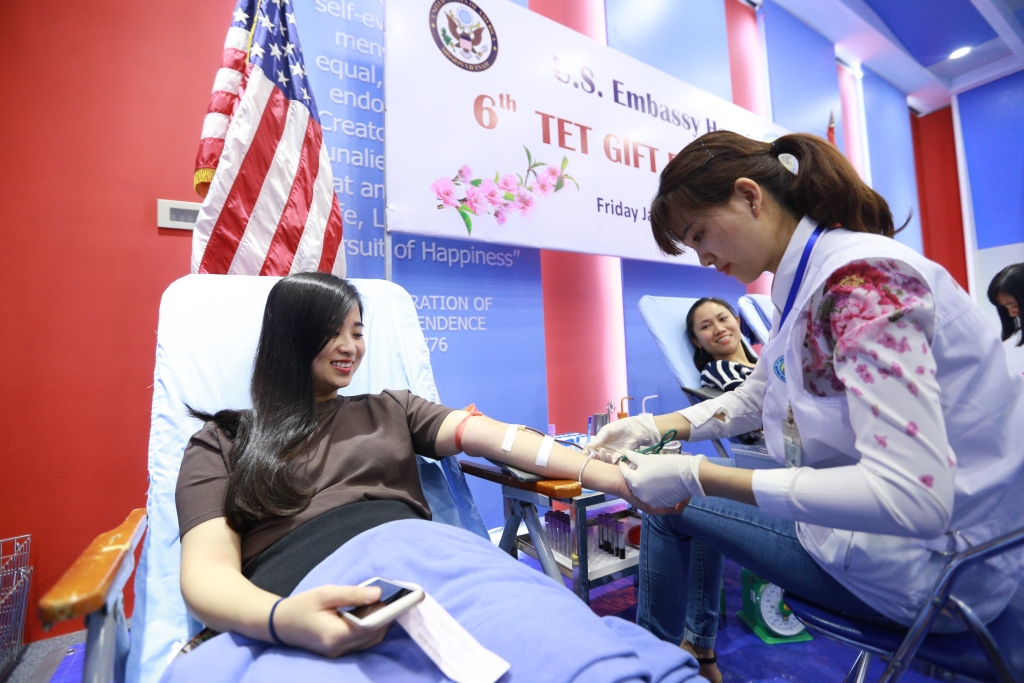 Nhân viên đại sứ quán Mỹ hiến máu tình nguyện nhan vien dai su quan my hien mau tinh nguyen