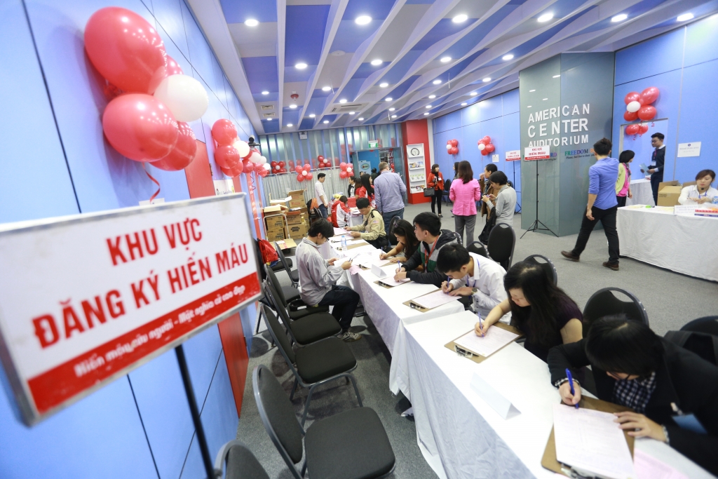 Nhân viên đại sứ quán Mỹ hiến máu tình nguyện nhan vien dai su quan my hien mau tinh nguyen