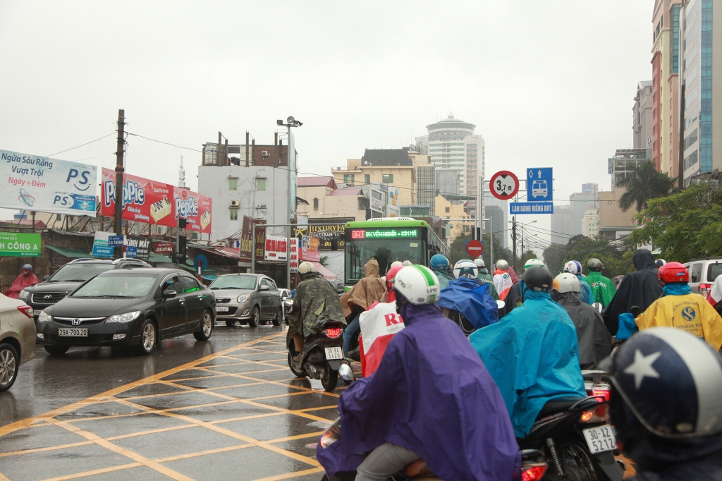 giao thong ha noi hon loan ngay mua gio