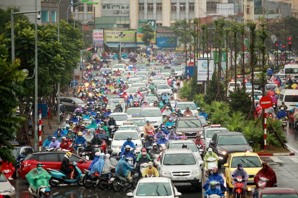 giao thong ha noi hon loan ngay mua gio
