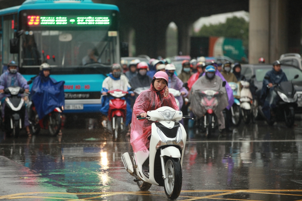 giao thong ha noi hon loan ngay mua gio