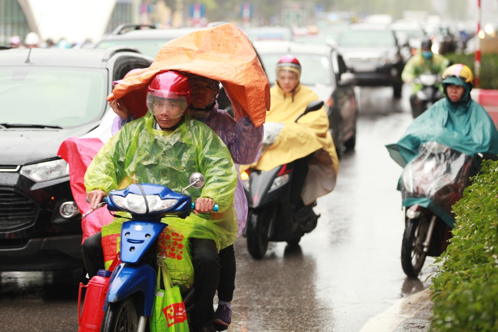 giao thong ha noi hon loan ngay mua gio