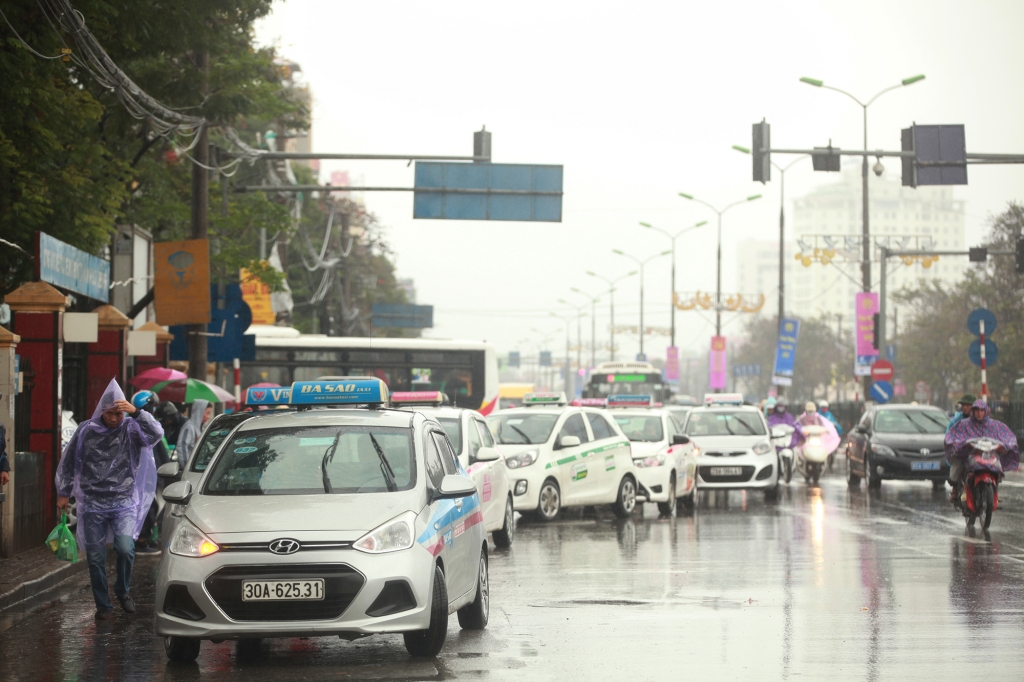 giao thong ha noi hon loan ngay mua gio
