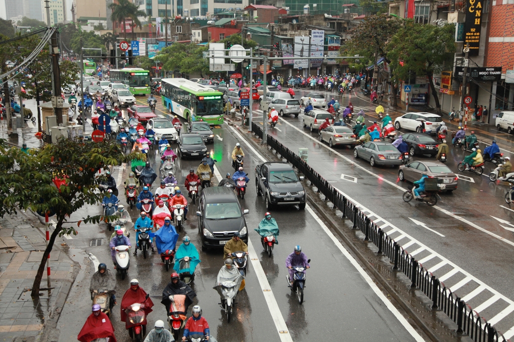 giao thong ha noi hon loan ngay mua gio