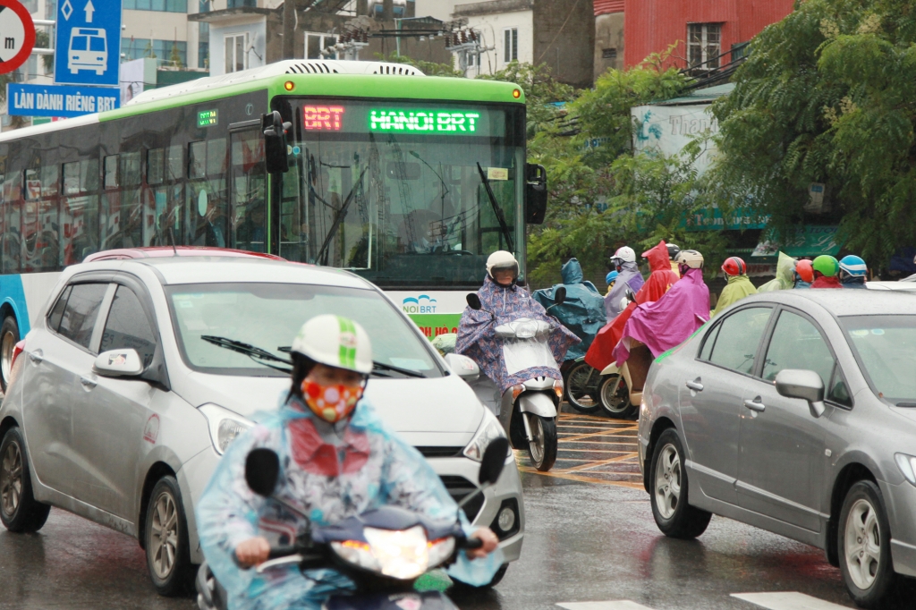giao thong ha noi hon loan ngay mua gio
