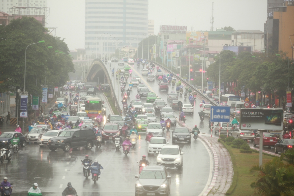 giao thong ha noi hon loan ngay mua gio