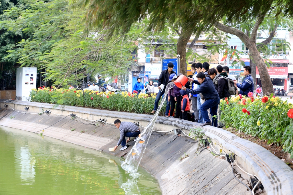 nguoi ha noi dung xo moc day tha ca xuong song hong