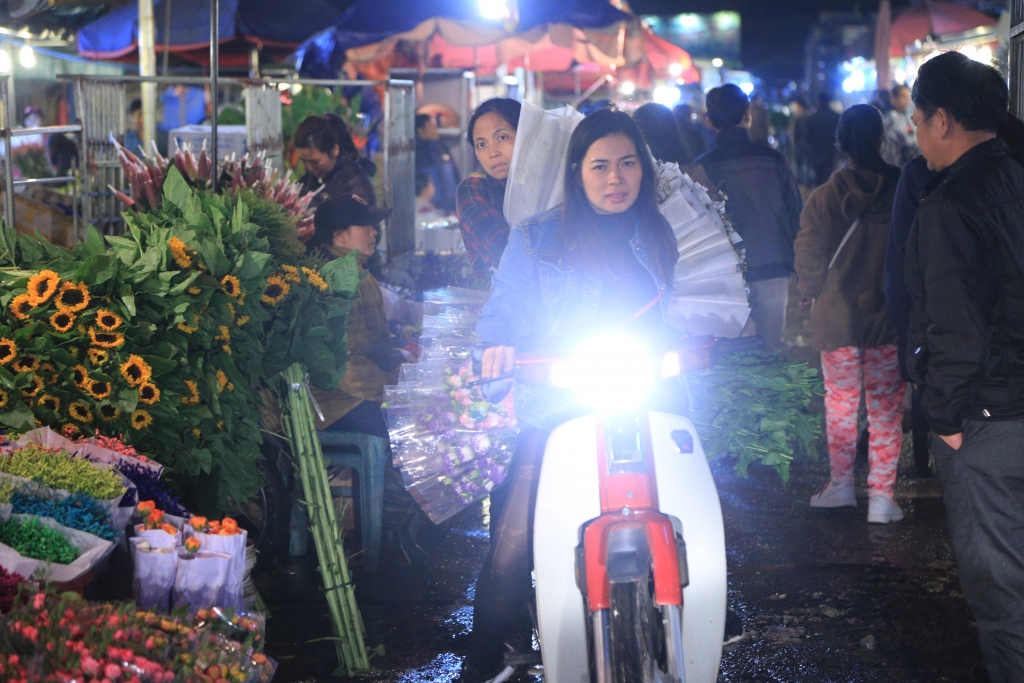 nguoi lao dong trang dem chiu ret phoi suong tai cho hoa lon nhat ha noi