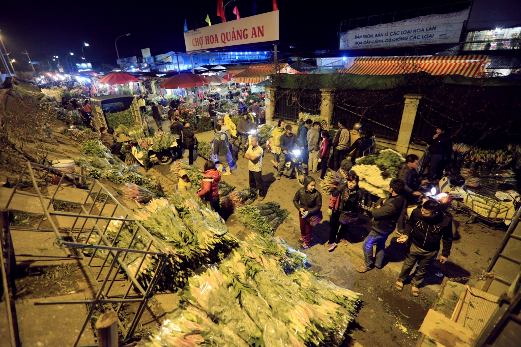 nguoi lao dong trang dem chiu ret phoi suong tai cho hoa lon nhat ha noi