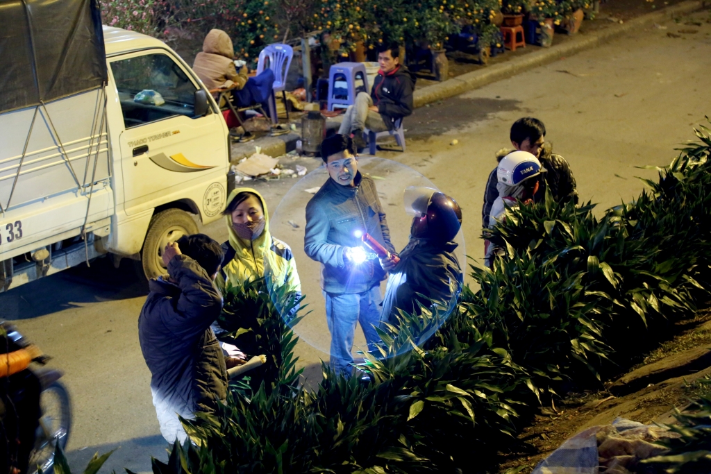 nguoi lao dong trang dem chiu ret phoi suong tai cho hoa lon nhat ha noi
