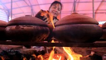 Làng Vũ Đại 'đỏ lửa' thâu đêm kho cá phục vụ Tết Nguyên Đán