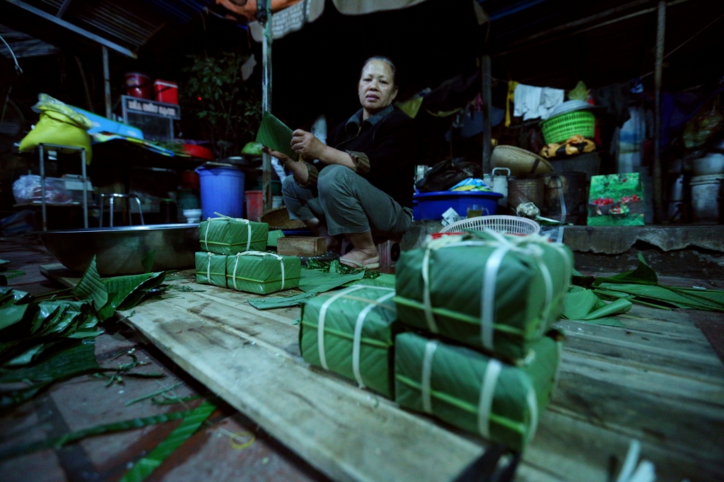 Người Hà Nội quây quần trắng đêm luộc bánh chưng trên vỉa hè ăn Tết dan pho luoc banh chung thau dem tren via he ha noi