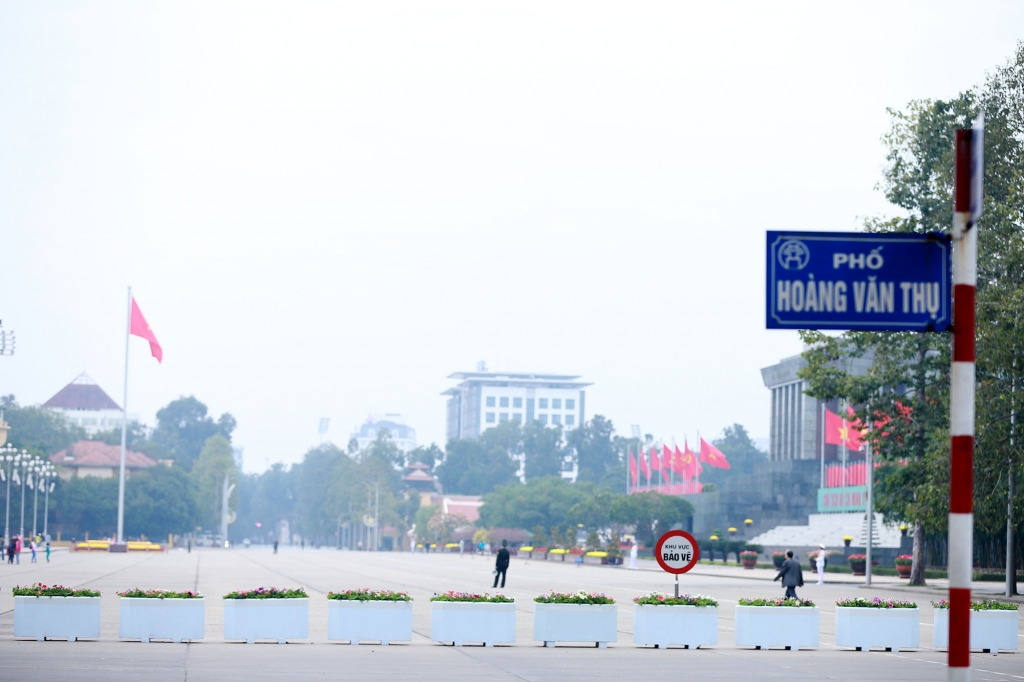 sang mung 1 tet ha noi sao binh yen den the