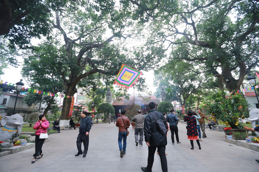 sang mung 1 tet ha noi sao binh yen den the