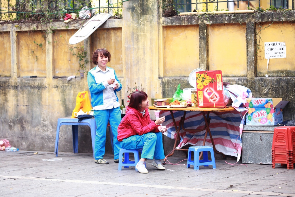 sang mung 1 tet ha noi sao binh yen den the