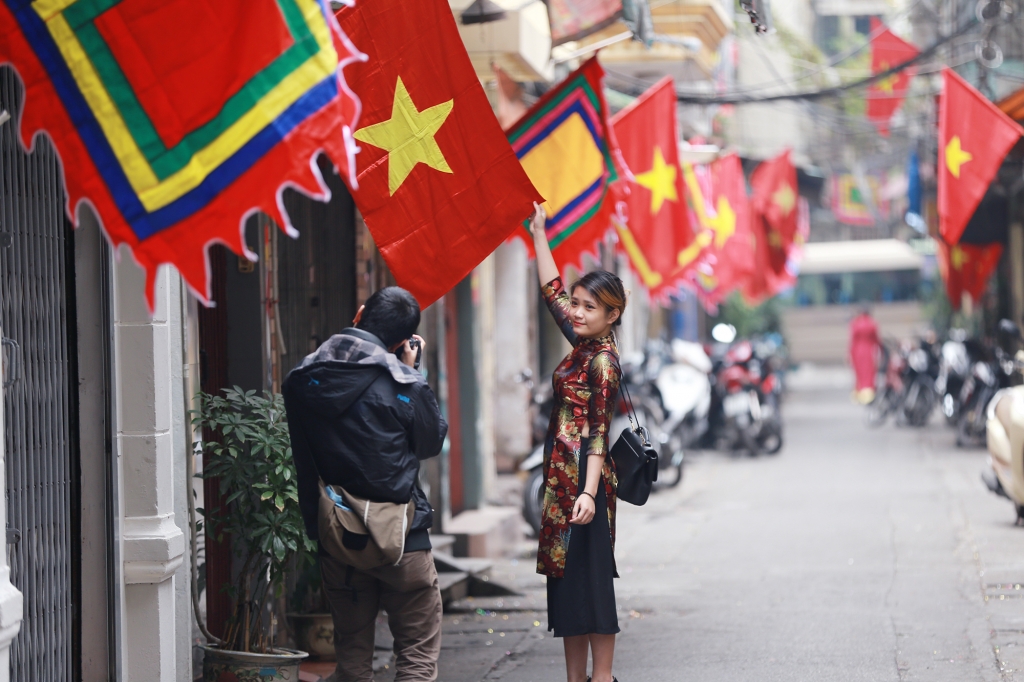 sang mung 1 tet ha noi sao binh yen den the