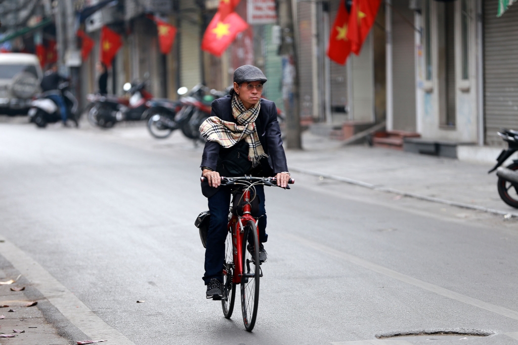 sang mung 1 tet ha noi sao binh yen den the