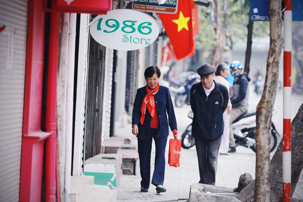 sang mung 1 tet ha noi sao binh yen den the