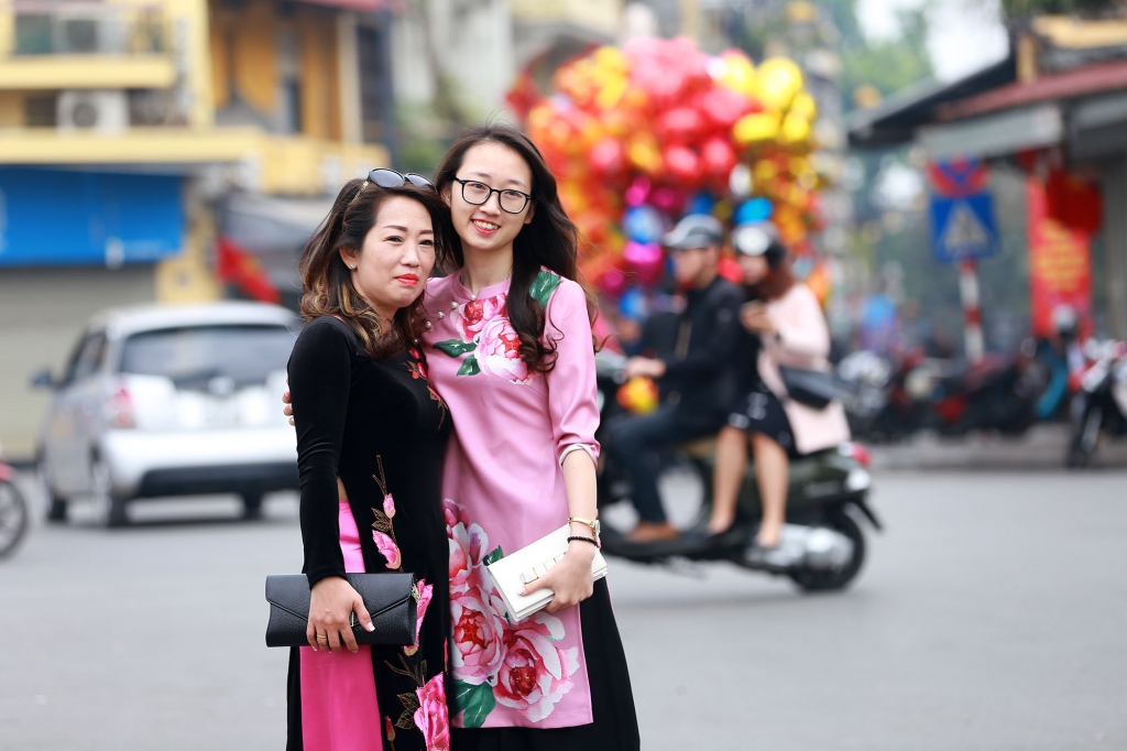 sang mung 1 tet ha noi sao binh yen den the