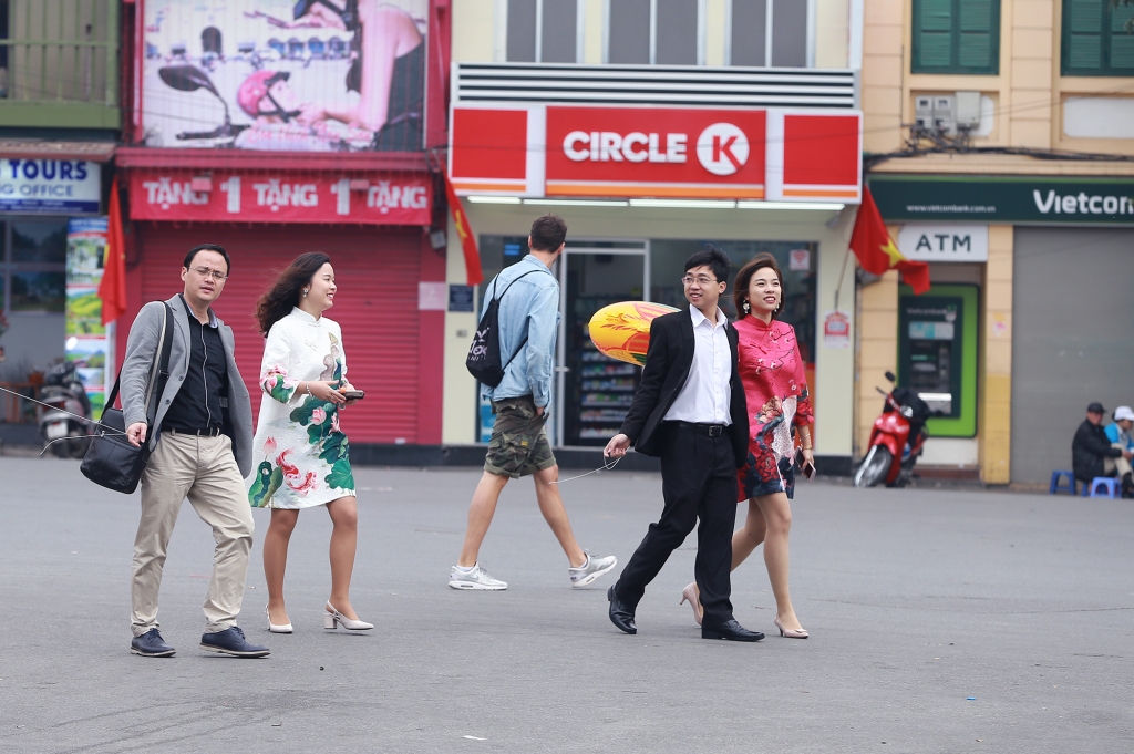 sang mung 1 tet ha noi sao binh yen den the