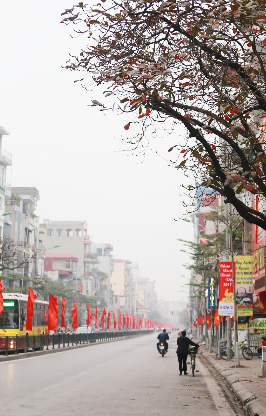 sang mung 1 tet ha noi sao binh yen den the