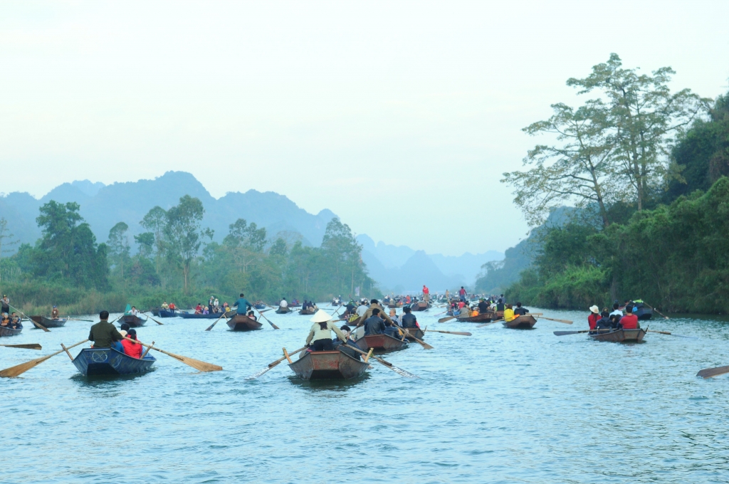 hang chuc nghin nguoi tray hoi chua huong