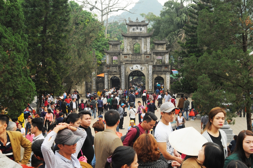 hang chuc nghin nguoi tray hoi chua huong
