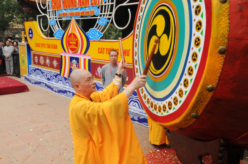 hang chuc nghin nguoi tray hoi chua huong