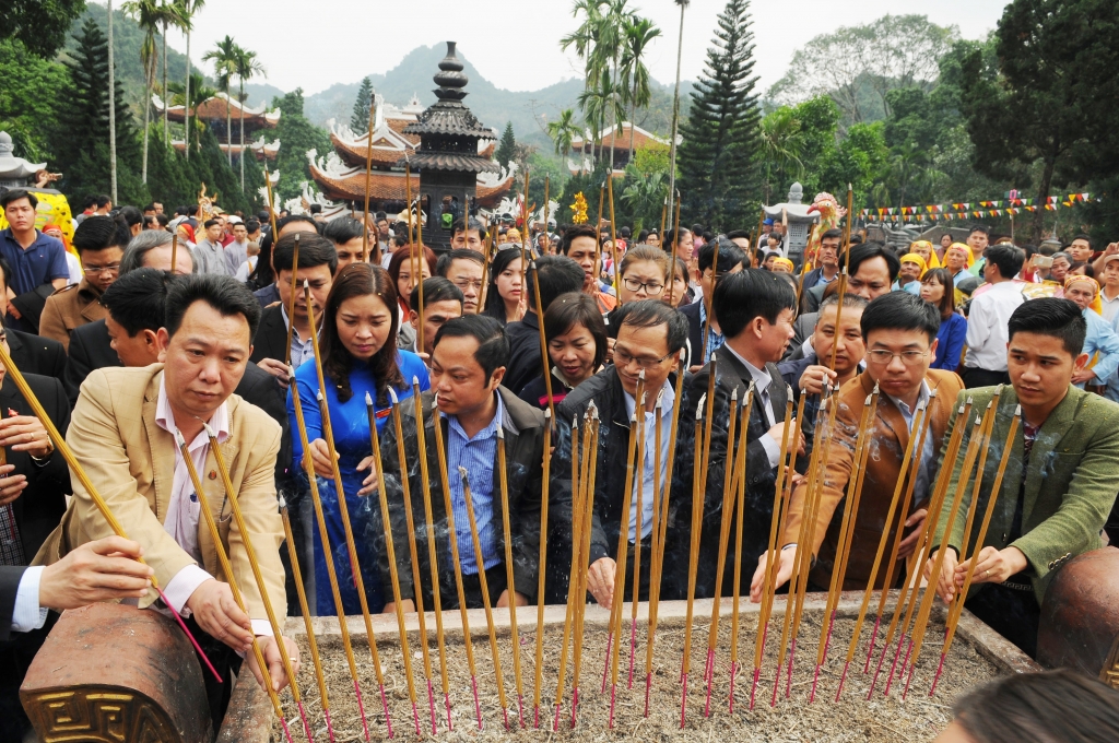 hang chuc nghin nguoi tray hoi chua huong