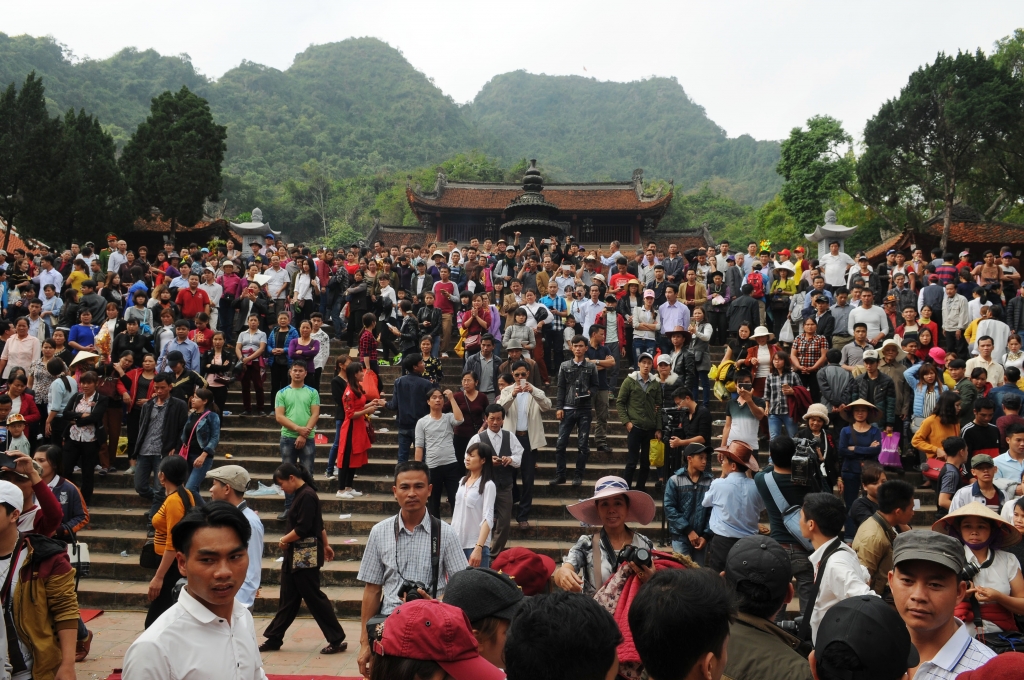 hang chuc nghin nguoi tray hoi chua huong